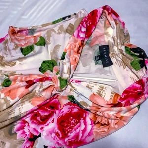 Pre- owned floral women/tops/blouse size (M) Brand Premise